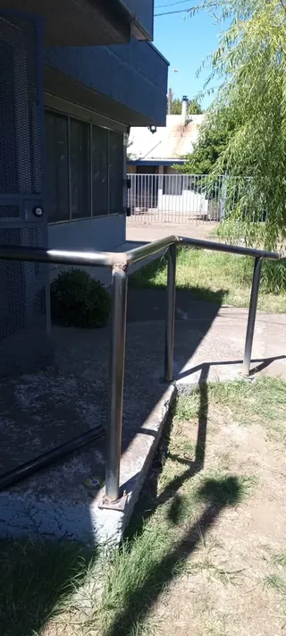 Vista de la nueva baranda de seguridad de acero instalada en Frontel Mulchén. Vista de la nueva baranda de seguridad de acero instalada en Frontel Mulchén.