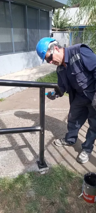 Estructura de acero protegida con pintura anticorrosiva de colores corporativos. Estructura de acero protegida con pintura anticorrosiva de colores corporativos.