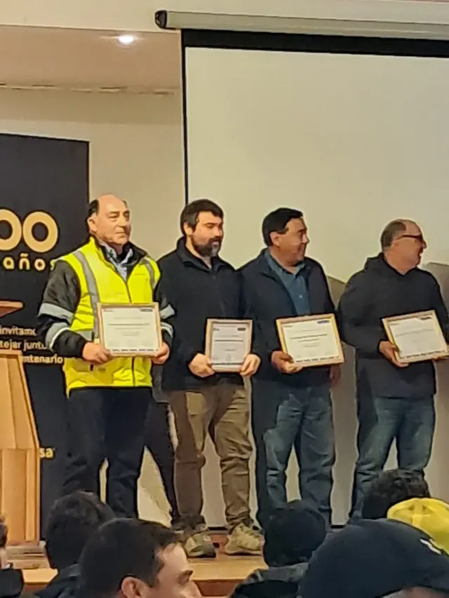 Liderazgo seguro como base de la continuidad operativa. Equipo de supervisión de Altos de Arauco analizando protocolos de prevención.