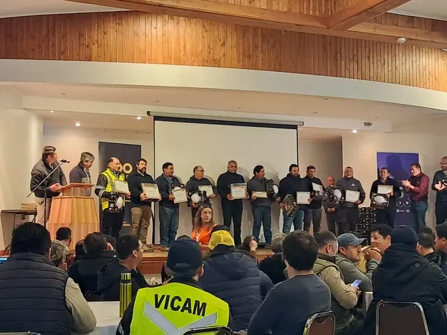 Equipo de construcción y mantenimiento trabajando en un proyecto del sur de Chile Equipo de construcción y mantenimiento trabajando en un proyecto del sur de Chile