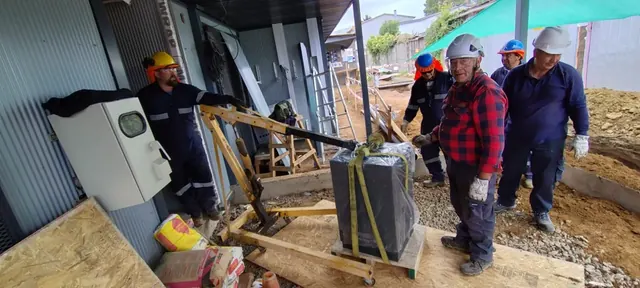 Descarga de materiales asistida con equipo mecánico en terreno