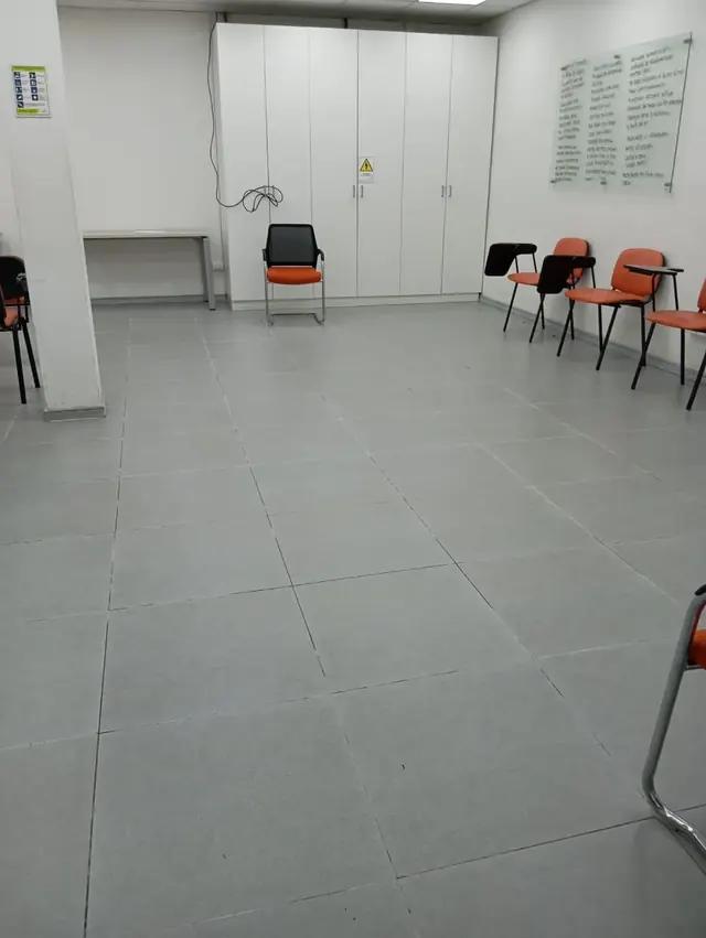Registro fotográfico de ¿Cómo una nueva pintura transforma una sala de capacitaciones? El caso Frontel Angol · imagen 5 Registro fotográfico de ¿Cómo una nueva pintura transforma una sala de capacitaciones? El caso Frontel Angol · imagen 5