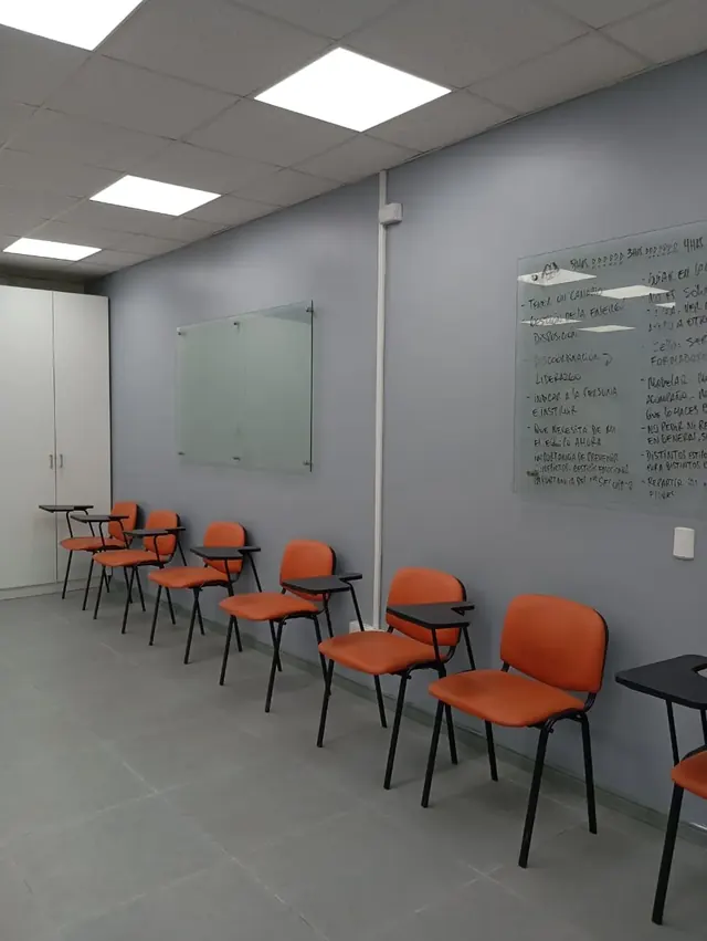 ¿Cómo una nueva pintura transforma una sala de capacitaciones? El caso Frontel Angol ¿Cómo una nueva pintura transforma una sala de capacitaciones? El caso Frontel Angol