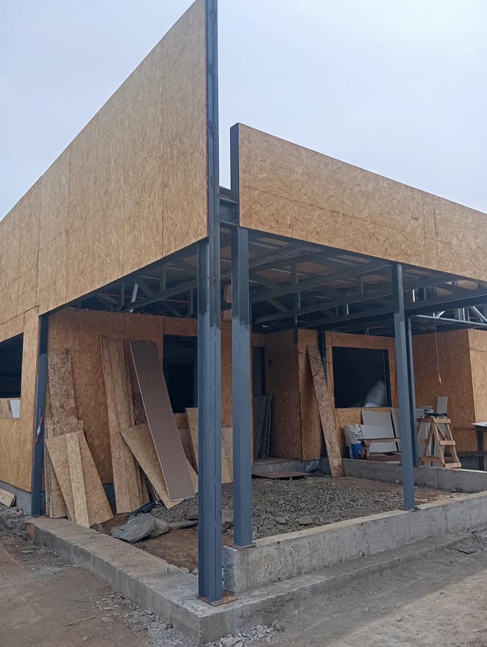 Estructura y revestimiento durante la construcción de oficina en Carahue