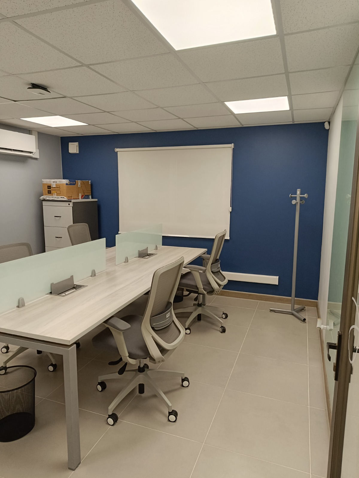 Área de trabajo equipada en oficina operativa de Carahue