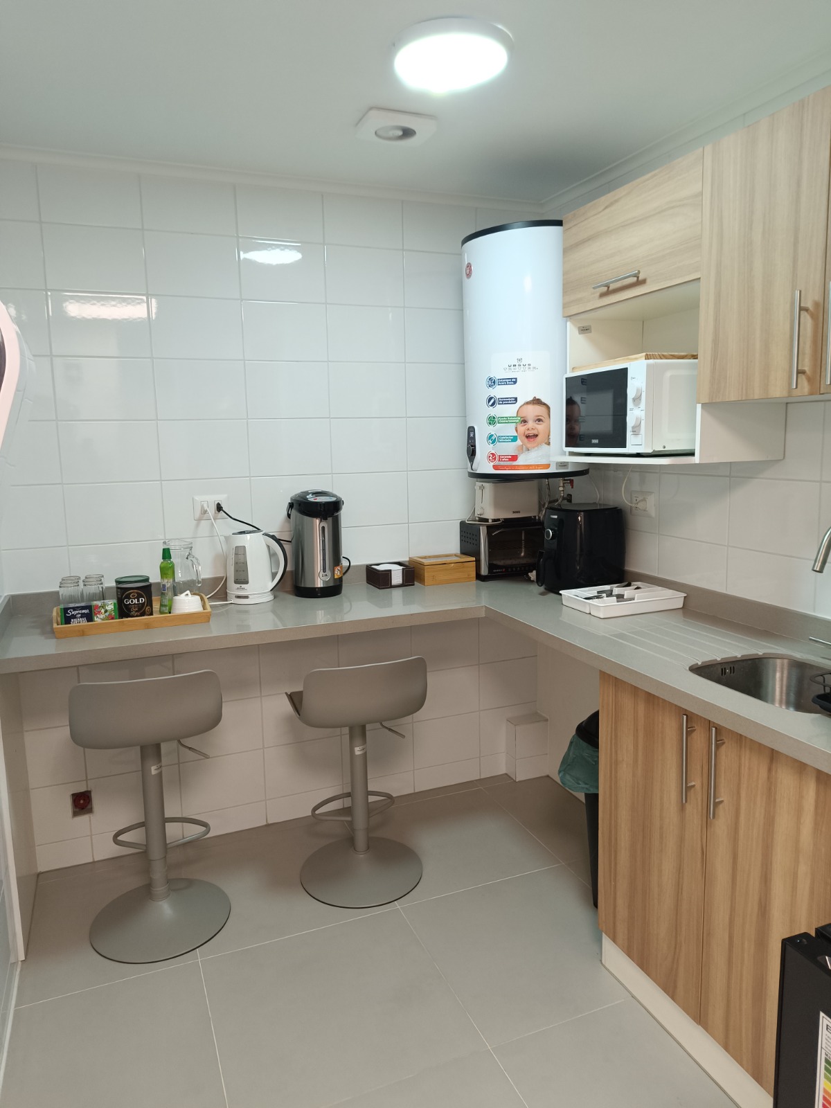Kitchenette terminada en oficina operativa de Carahue