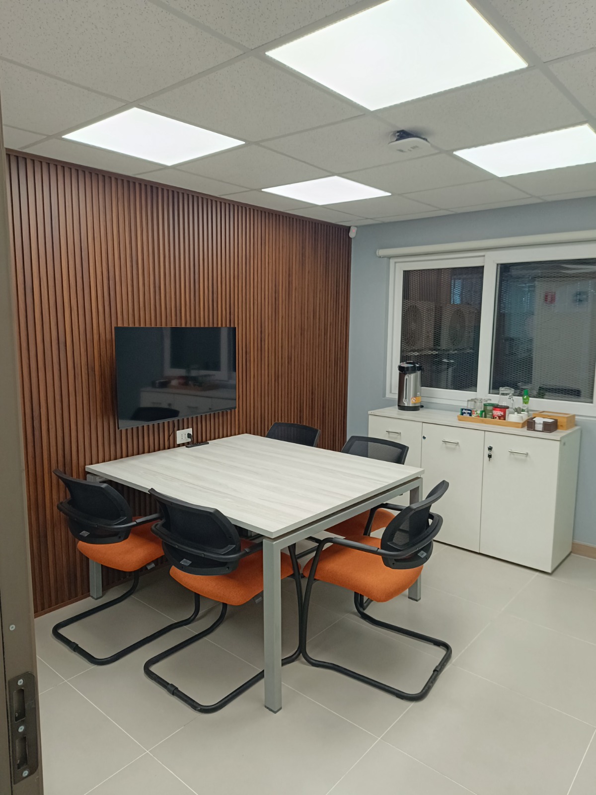 Sala de reuniones terminada en oficina operativa de Carahue
