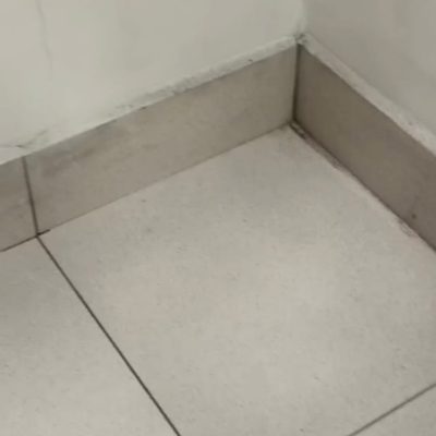 Muro con filtración de agua detectada durante inspección en farmacia Cruz Verde.