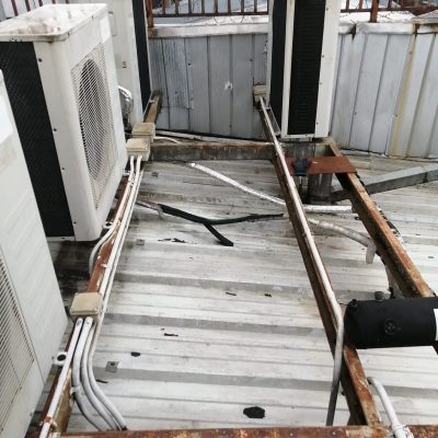 Estructura metálica corroída antes del mantenimiento preventivo de equipos de aire en Cruz Verde Temuco.