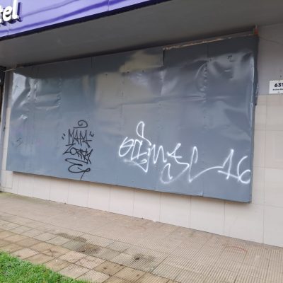 Fachada principal de Frontel Temuco renovada con estructura metálica y malla desplegada GS42.