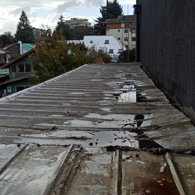 Filtraciones y acumulación de agua en marquesina de sucursal Cruz Verde en Temuco antes del mantenimiento estructural realizado por Altos de Arauco.