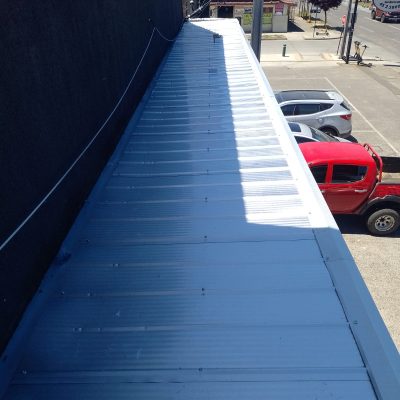 Retiro de planchas deterioradas en marquesina de sucursal Cruz Verde en Temuco.