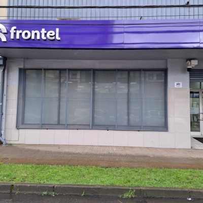 Fachada original de Frontel Temuco cubierta con planchas metálicas antes de la renovación.