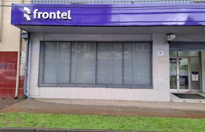 Fachada original de Frontel Temuco cubierta con planchas metálicas antes de la renovación.