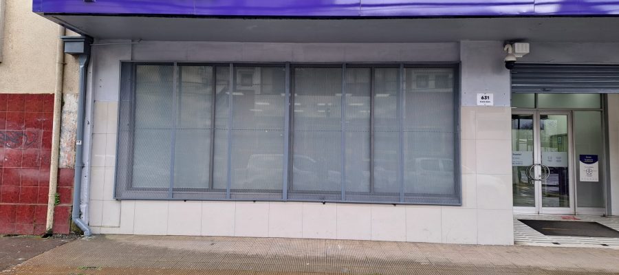 Fachada original de Frontel Temuco cubierta con planchas metálicas antes de la renovación.