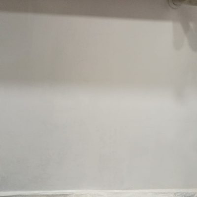 Muro restaurado en zona técnica después del mantenimiento menor de emergencia.