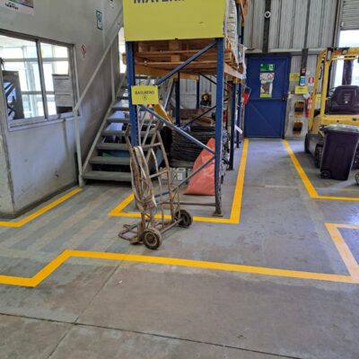 Aplicación de pintura amarilla sobre superficie industrial