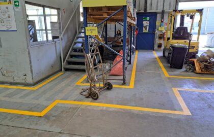 Aplicación de pintura amarilla sobre superficie industrial