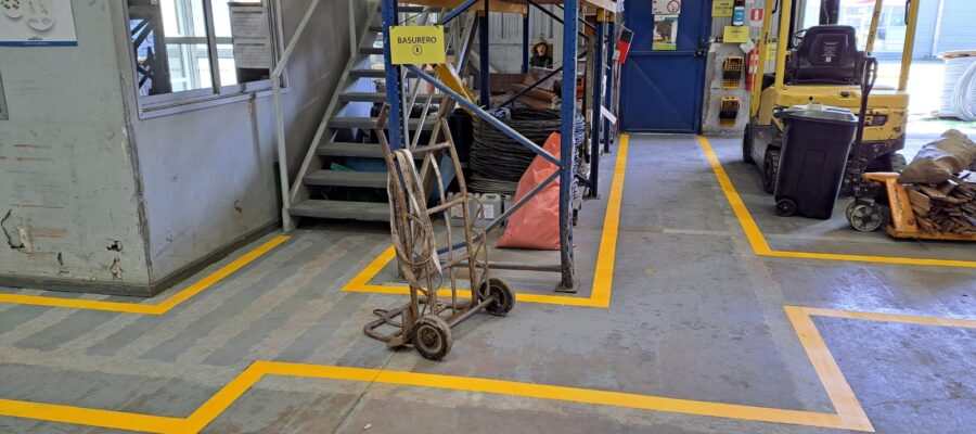 Aplicación de pintura amarilla sobre superficie industrial