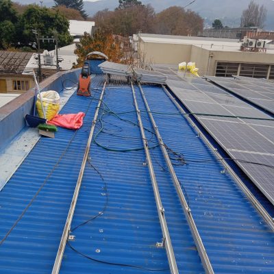 Cubierta azul con herramientas y materiales de limpieza industrial.