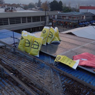 Bolsas amarillas con residuos sobre cubierta tras mantenimiento.