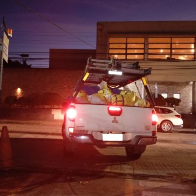 Vehículo de servicio trasladando materiales y residuos al finalizar labores de limpieza.