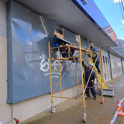 Vista lateral de estructura metálica con acabado en pintura anticorrosiva instalada por Altos de Arauco.