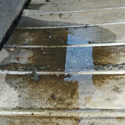 Comparación del estado de marquesina antes y después del mantenimiento realizado por Altos de Arauco en Temuco.