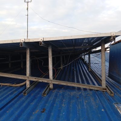 Estructura metálica de paneles solares inspeccionada tras limpieza.