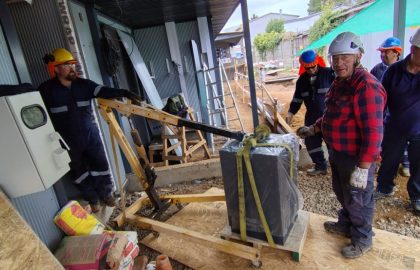Descarga de materiales asistida con equipo mecánico en terreno