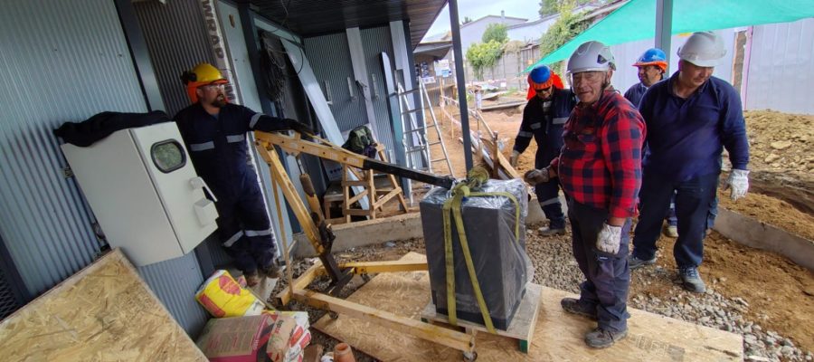 Descarga de materiales asistida con equipo mecánico en terreno