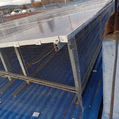 Cubierta azul con malla protectora tras limpieza y mantenimiento preventivo.