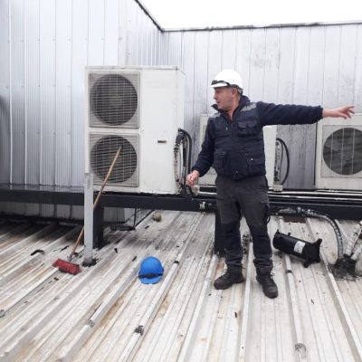 Personal de Altos de Arauco realizando restauración estructural en equipos de climatización exteriores.