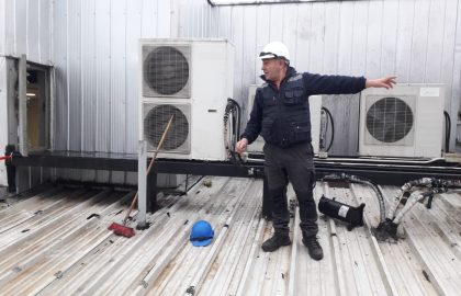 Personal de Altos de Arauco realizando restauración estructural en equipos de climatización exteriores.