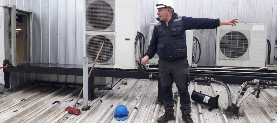 Personal de Altos de Arauco realizando restauración estructural en equipos de climatización exteriores.