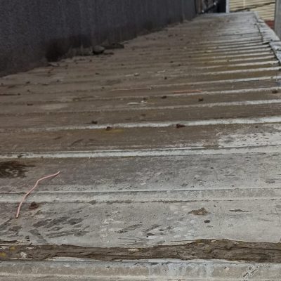 Vista superior de marquesina con nueva cubierta instalada