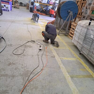 Aplicación de pintura demarcatoria industrial en bodega Frontel