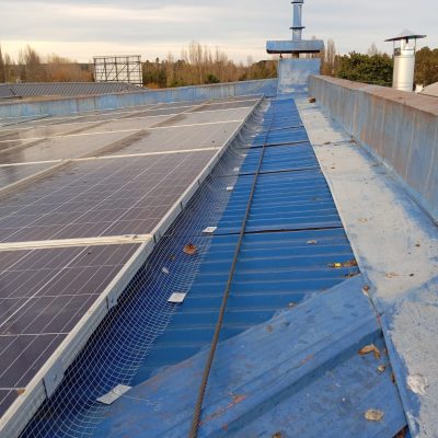 Cubierta con paneles solares durante limpieza y mantenimiento preventivo.