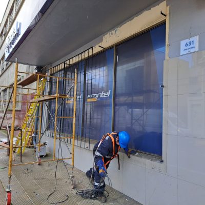 Personal técnico de Altos de Arauco instalando paneles de malla GS42 en fachada de Frontel Temuco.