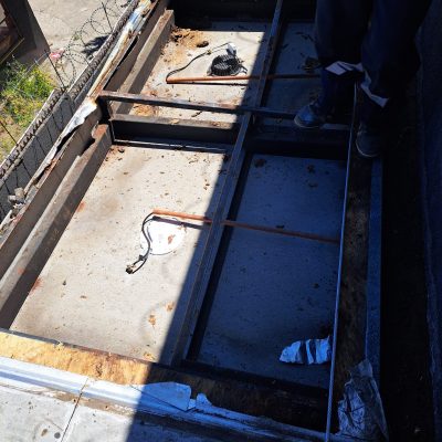 Avance en instalación de cubierta metálica Zincalum en marquesina Cruz Verde Temuco.