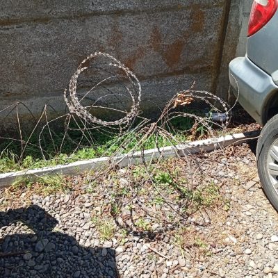 Nueva concertina instalada sobre muro de hormigón en Frontel Nueva Imperial.