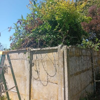 Sección de concertina y soportes oxidados desmontados de muro perimetral.