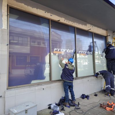 Vista del área de trabajo durante preparación para montaje de estructura metálica.