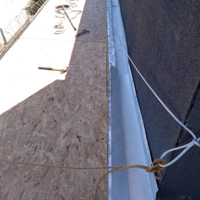 Instalación de planchas Zincalum 5V en marquesina de farmacia Cruz Verde Temuco.