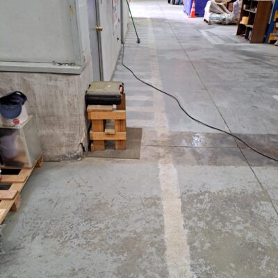 Equipo técnico aplicando demarcación de seguridad en pisos