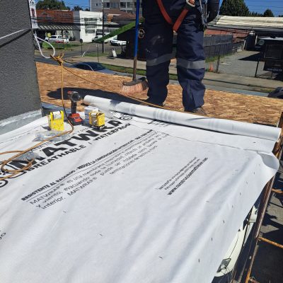 Detalle de membrana impermeable instalada en marquesina comercial Cruz Verde Temuco.