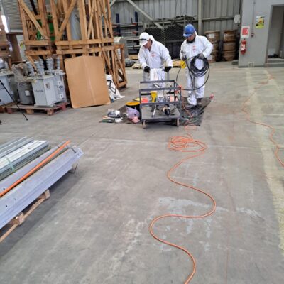 Línea amarilla de seguridad recién aplicada en piso industrial