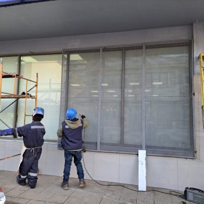 Operarios de Altos de Arauco instalando base estructural para nueva fachada metálica.