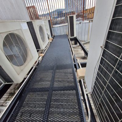 Acceso técnico metálico tipo pasarela GS42 instalado en techo de Cruz Verde Temuco.