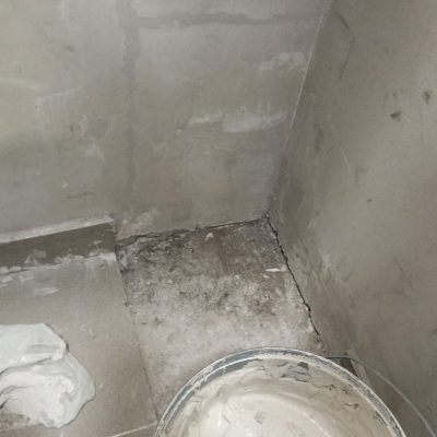 Muro reparado con terminaciones de estuco y sellado posterior a filtración.